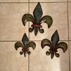 Fleur de lis decorative wall hanging